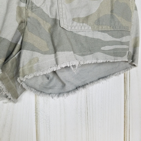 Abercrombie & Fitch Camo High Waist Shorts - Picture 5 of 8